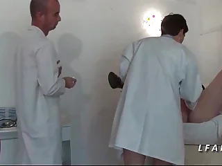 FFM Cette mature francaise se fait peter le cul chez le gyneco